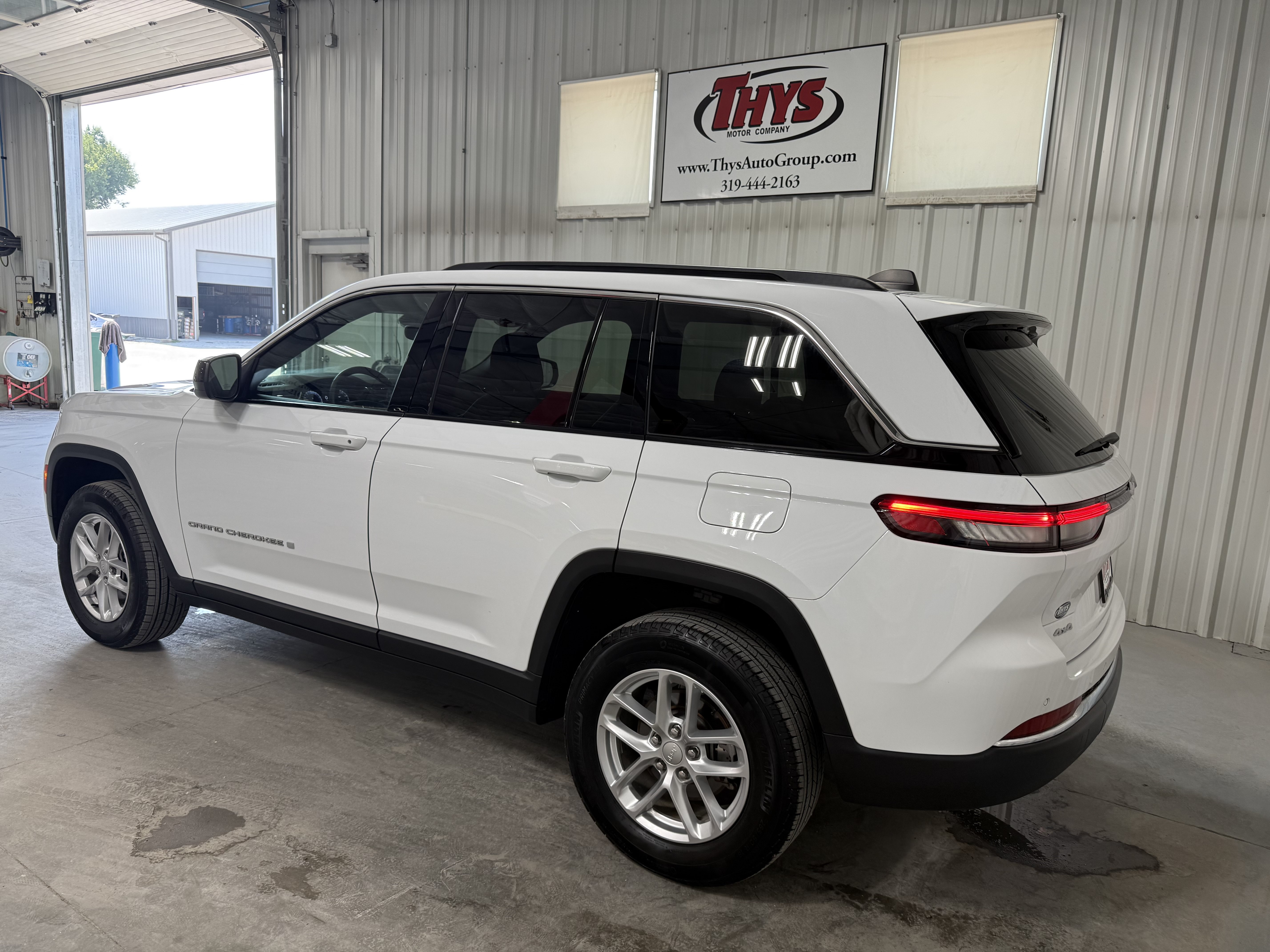 Used 2024 Jeep Grand Cherokee Laredo X w/ Luxury Tech Group I AWD/4WD image 14