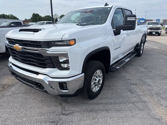 Used 2025 Chevrolet Silverado 2500 LT w/ Convenience Package AWD/4WD image 3