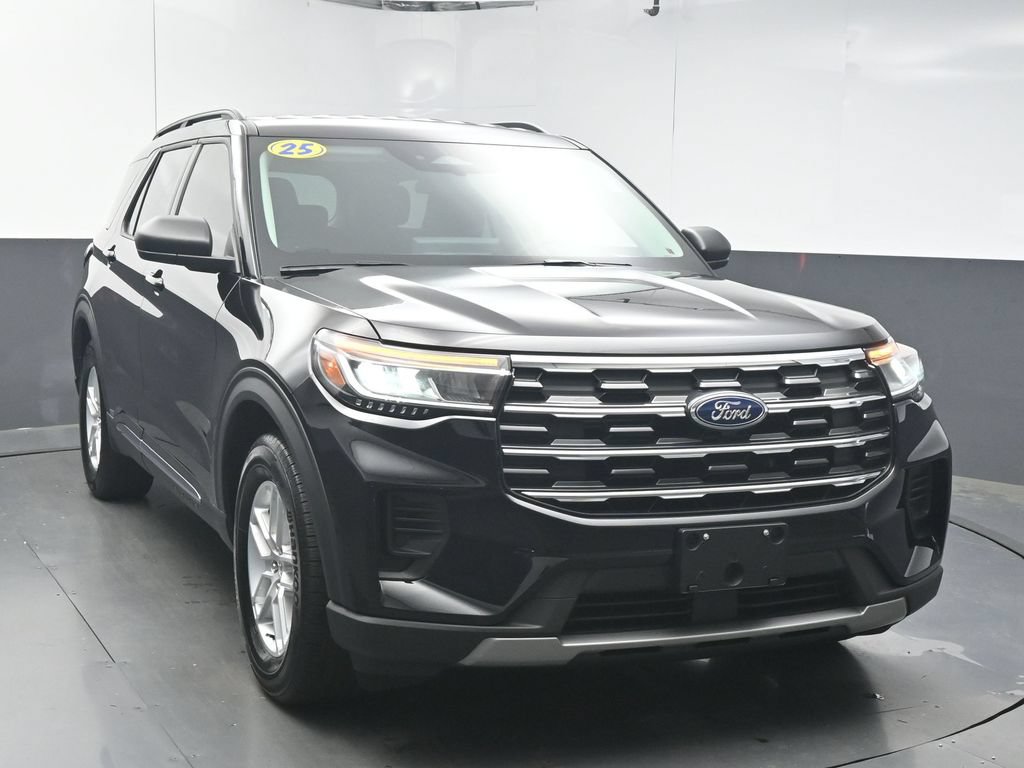 Used 2025 Ford Explorer Active RWD image 2
