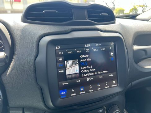 Used 2019 Jeep Renegade Latitude w/ UConnect 8.4 Nav Group FWD image 20