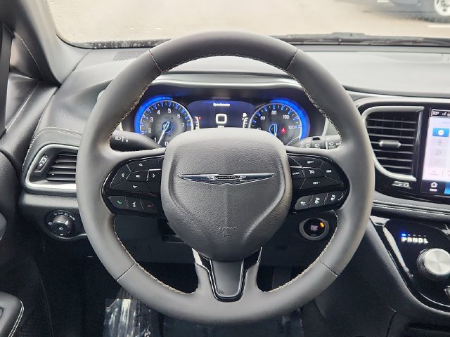 Used 2024 Chrysler Pacifica Touring FWD image 36