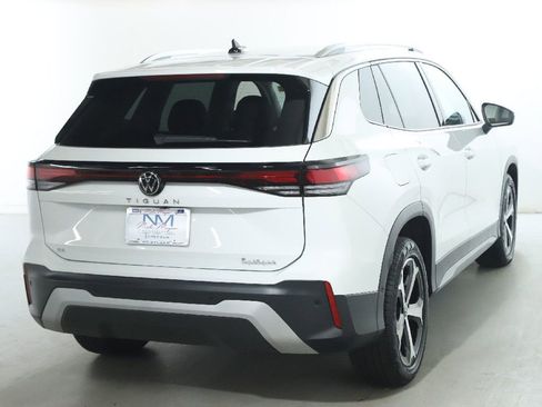 Used 2025 Volkswagen Tiguan SE image 44