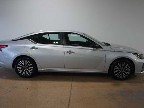 Used 2024 Nissan Altima 2.5 SV image 6