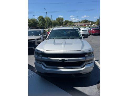 Used 2017 Chevrolet Silverado 1500 Custom w/ Custom Convenience Package RWD image 3