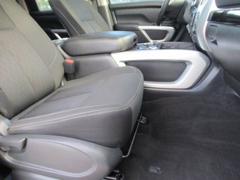Used 2018 Nissan Titan SV w/ SV Convenience Package image 11
