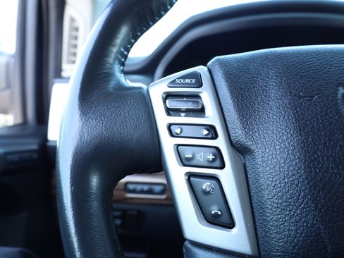Used 2017 Nissan Titan SL image 22