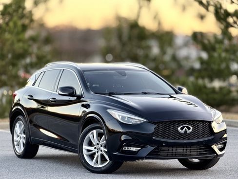 Used 2018 INFINITI QX30 Premium w/ Navigation Package image 12