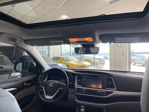 Used 2017 Toyota Highlander XLE image 28