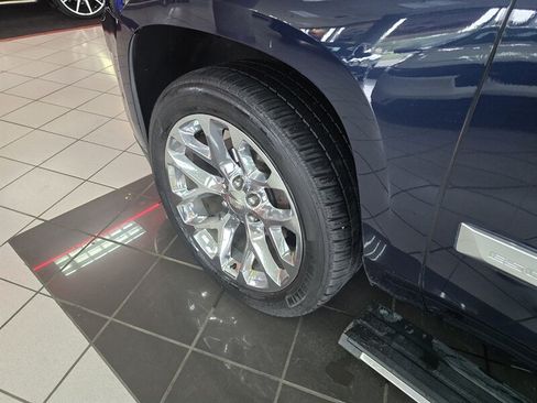 Used 2018 Cadillac Escalade Premium Luxury AWD/4WD image 37