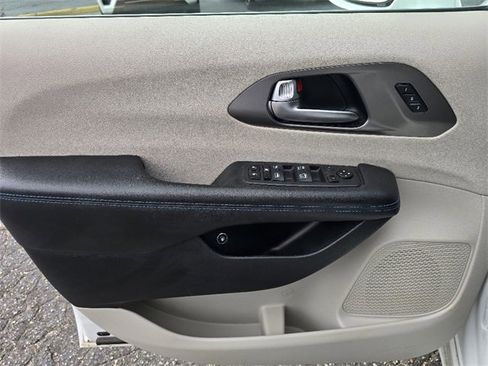 Used 2021 Chrysler Pacifica Touring-L image 9