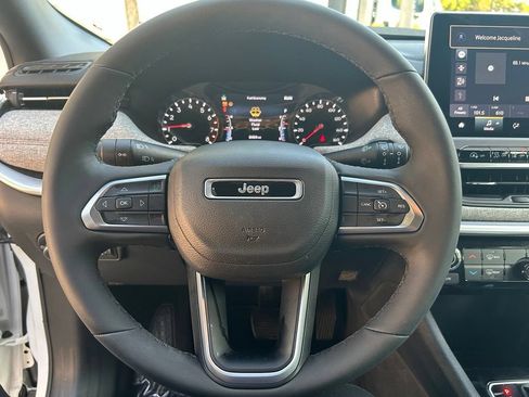 Used 2023 Jeep Compass Latitude AWD/4WD image 17