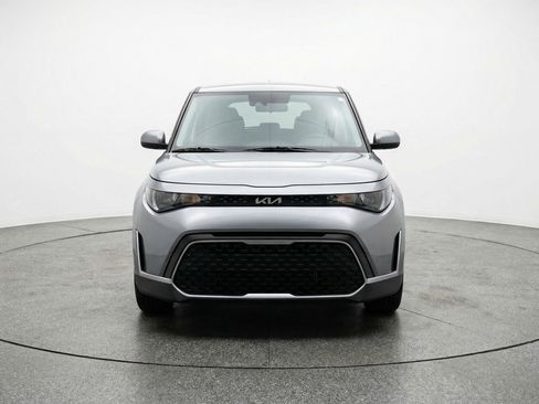 Used 2025 Kia Soul LX w/ LX Technology Package FWD image 2