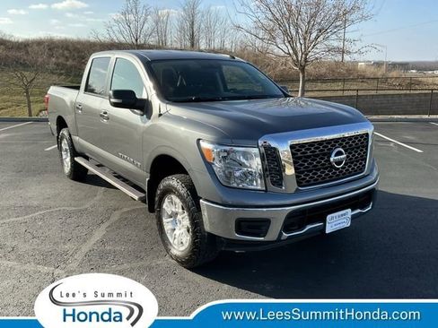 Used 2018 Nissan Titan SV image 1