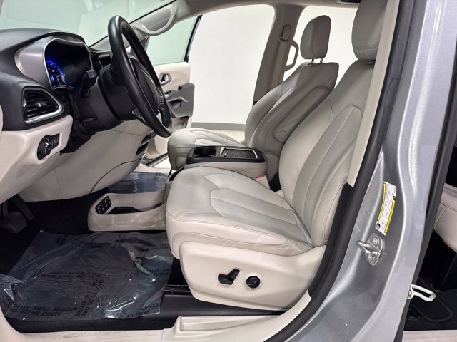 Used 2021 Chrysler Pacifica Touring-L FWD image 15