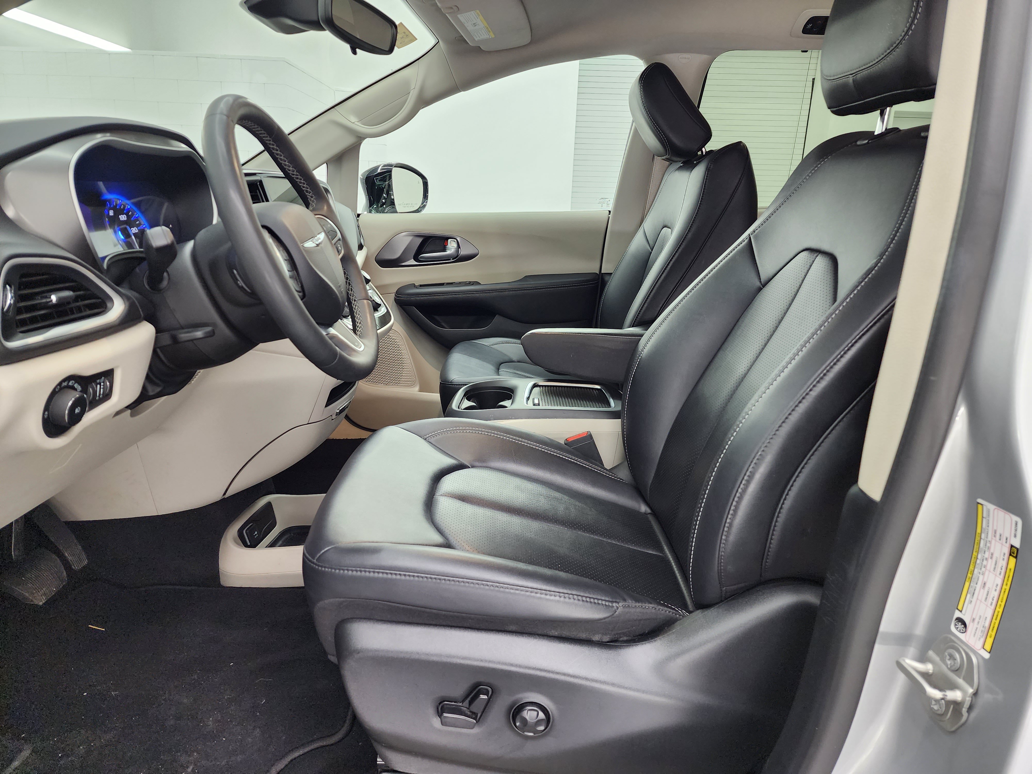 Used 2024 Chrysler Pacifica Touring-L FWD image 6