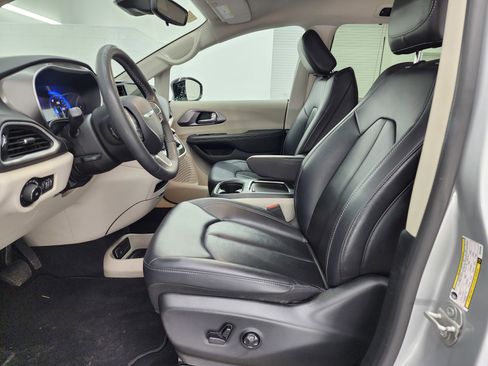 Used 2024 Chrysler Pacifica Touring-L image 6
