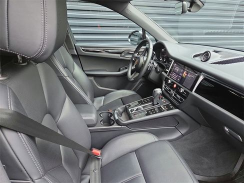 Used 2025 Porsche Macan image 18