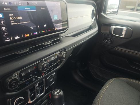 Used 2025 Jeep Wrangler Unlimited Sahara image 9