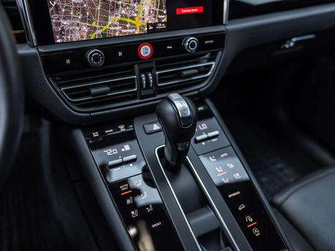 Certified 2026 Porsche Macan AWD/4WD image 18