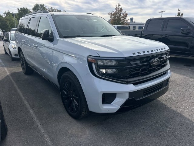 Used 2025 Ford Expedition Max Platinum w/ Stealth Appearance Package AWD/4WD image 3