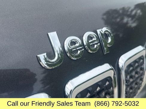Used 2019 Jeep Cherokee Latitude Plus w/ Cold Weather Group AWD/4WD image 37