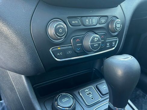 Used 2020 Jeep Cherokee Latitude Plus w/ Comfort/Convenience Group image 38