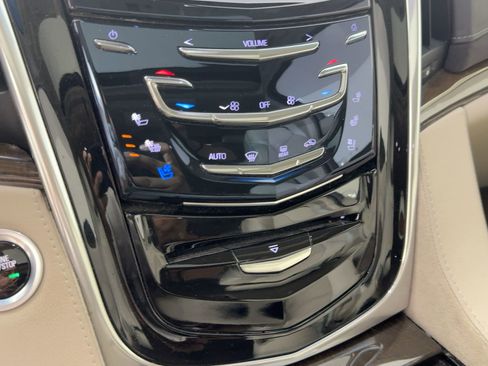Used 2019 Cadillac Escalade ESV Premium Luxury image 18