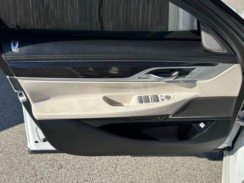 Used 2020 BMW 750i xDrive w/ Executive Package image 15