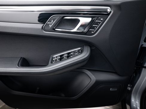 Certified 2026 Porsche Macan image 18