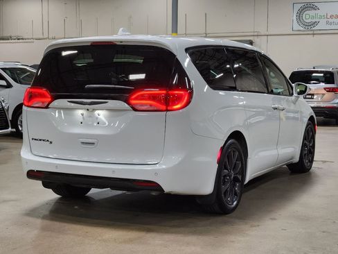 Used 2019 Chrysler Pacifica Touring Plus w/ S Appearance Package FWD image 8