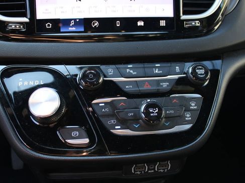 Used 2025 Chrysler Pacifica Select FWD image 16