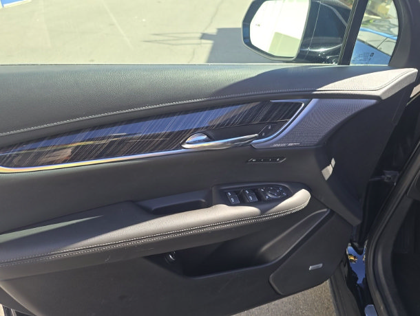 Used 2025 Cadillac XT6 Premium Luxury FWD image 13