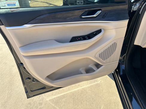 Used 2023 Jeep Grand Cherokee L Limited w/ Luxury Tech Group II image 10