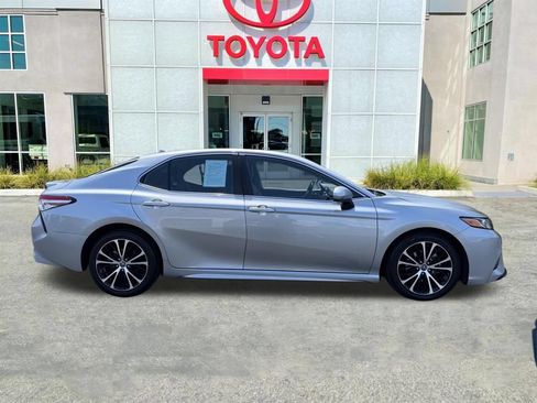 Used 2020 Toyota Camry SE FWD image 8
