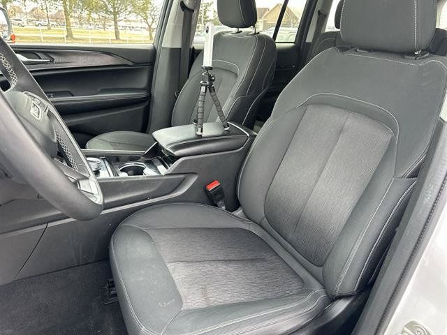Used 2023 Jeep Grand Cherokee Laredo w/ Luxury Tech Group I AWD/4WD image 13