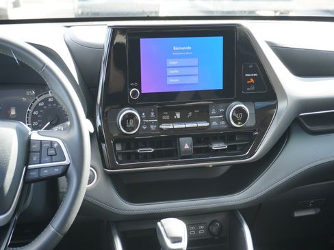 Used 2024 Toyota Highlander LE image 16