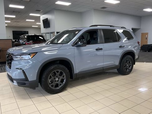 Used 2025 Honda Pilot TrailSport image 3