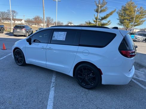 Used 2024 Chrysler Pacifica Touring-L w/ S Appearance Package image 17