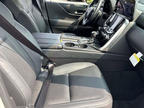 Used 2024 Lexus LX 600 4WD w/ Premium Package image 15