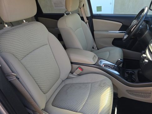 Used 2017 Dodge Journey SE w/ Flexible Seating Group image 24