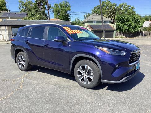 Used 2023 Toyota Highlander XLE AWD/4WD image 1