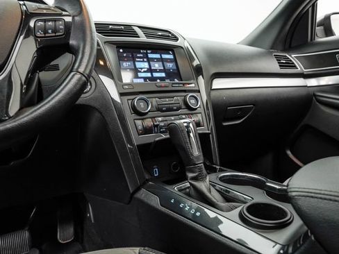Used 2017 Ford Explorer XLT w/ Equipment Group 202A FWD image 17