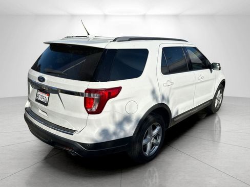 Used 2018 Ford Explorer XLT FWD image 4