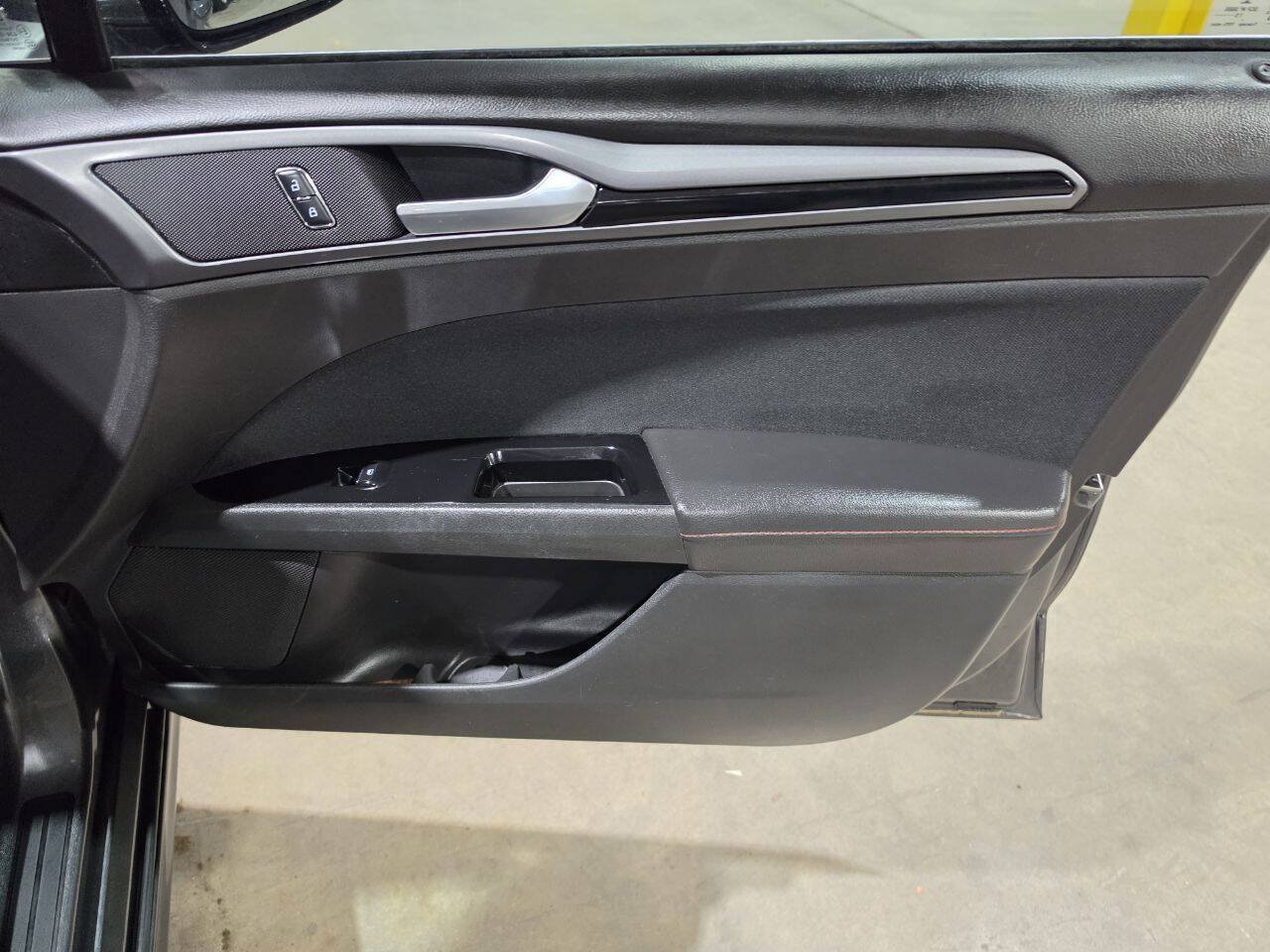 Used 2016 Ford Fusion SE FWD image 30