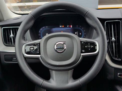 Used 2025 Volvo XC60 B5 Plus image 21