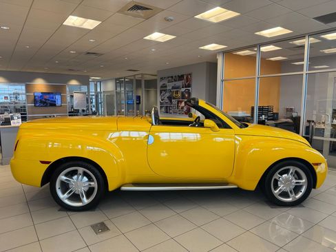 Used 2004 Chevrolet SSR w/ Preferred Equipment Group image 6