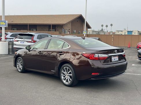 Used 2016 Lexus ES 300h Hybrid image 3