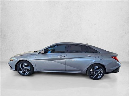 Used 2025 Hyundai Elantra Limited image 9