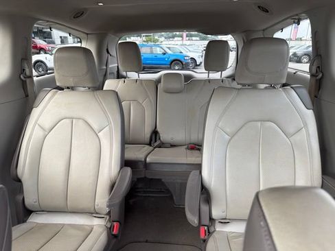Used 2017 Chrysler Pacifica Touring-L Plus w/ Tire & Wheel Group FWD image 8
