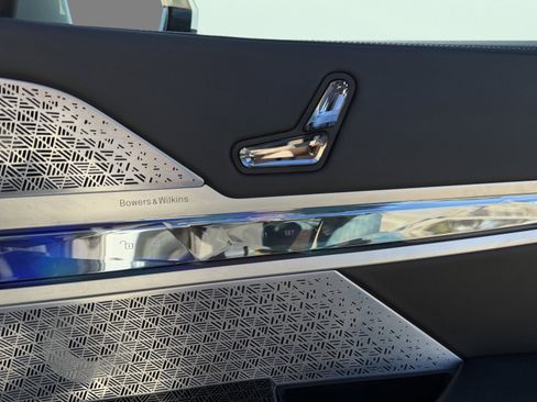 Used 2023 BMW 740i image 43